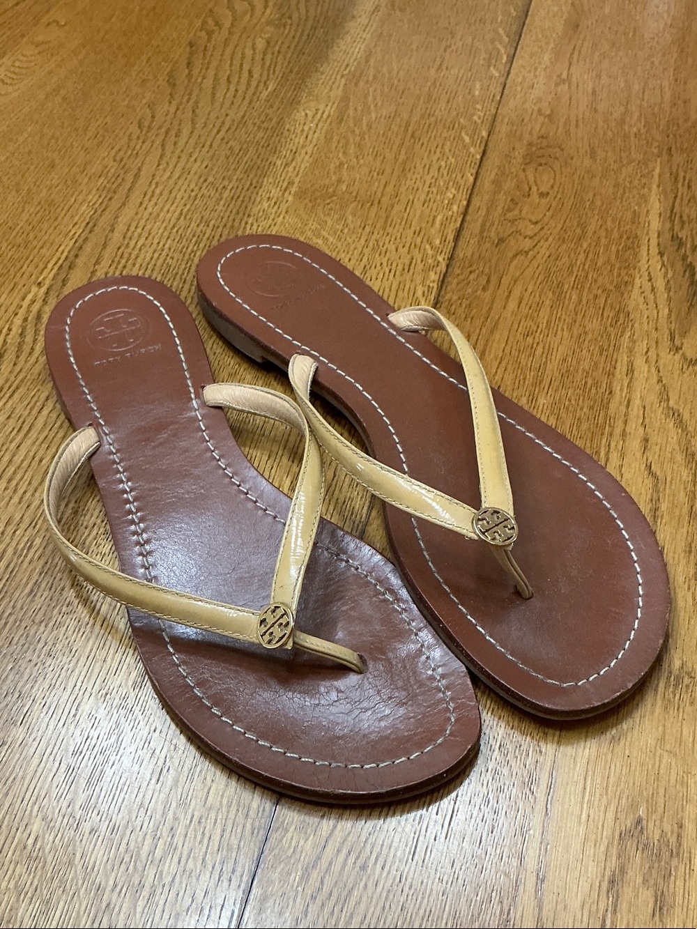 Womanโs Tory Burch tan patent leather thong sandal. Size 9.5. Leather. Like new!